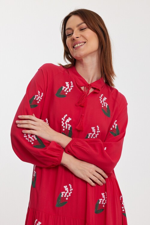 926 Pembe Kadın Bisiklet Yaka Bağcıklı Nakış Detaylı Balon Kol Uzun Elbise