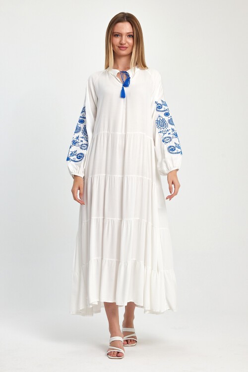 980 Beyaz Kolu Mavi Nakış Detaylı Balon Kol Nakışlı Elbise