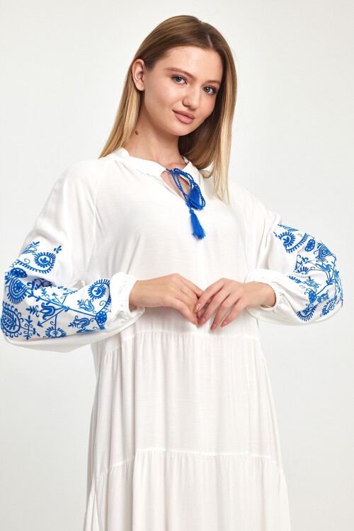 980 Beyaz Kolu Mavi Nakış Detaylı Balon Kol Nakışlı Elbise