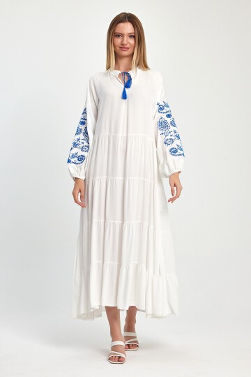 980 Beyaz Kolu Mavi Nakış Detaylı Balon Kol Nakışlı Elbise